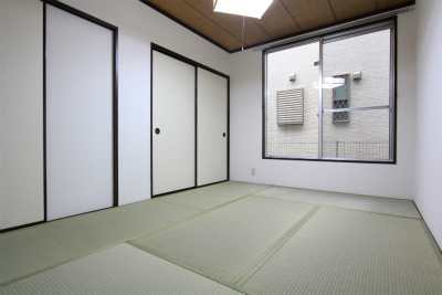 Living and room. There is housed a Japanese-style room depth as seen from the storage side