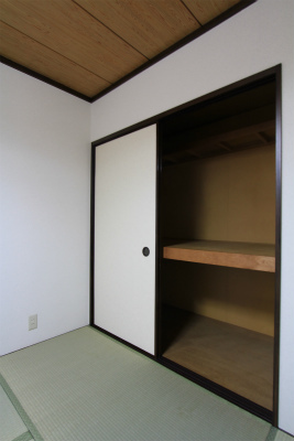 Receipt. There is housed in a Japanese-style room of storage Total room