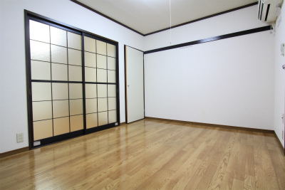 Living and room. Western-style rooms with lighting as seen from the Japanese-style side