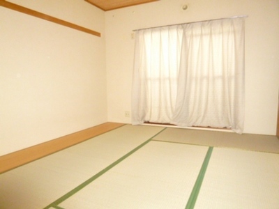 Living and room. Of moist and calm atmosphere Japanese-style room. You can also use the To spacious storage.