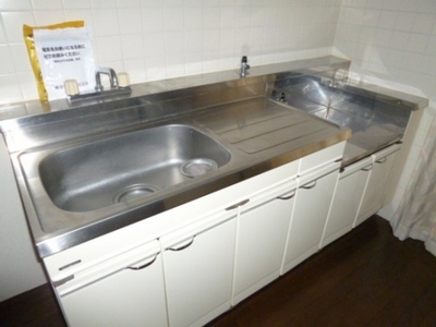 Kitchen. Washing place is widely dishwashing Hakadori you! It does not fly spray!