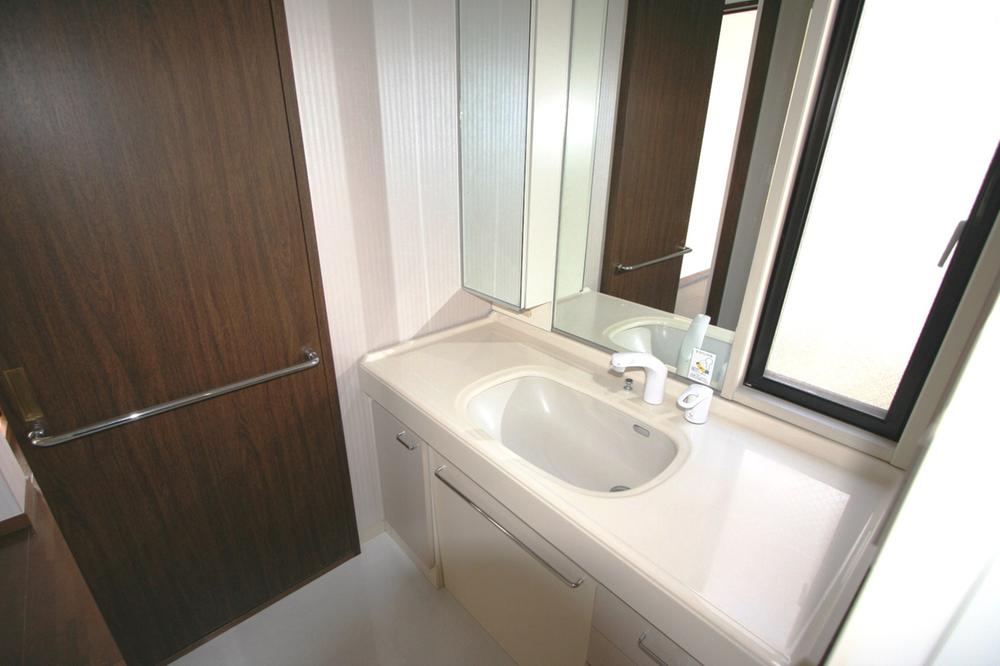 Wash basin, toilet. Indoor (10 May 2013) Shooting
