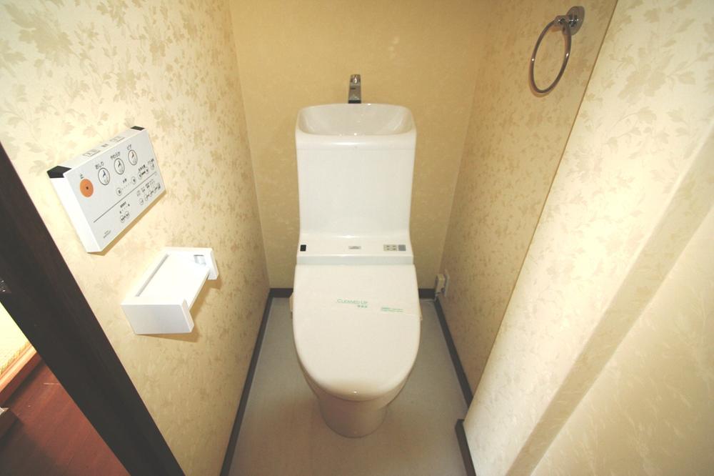 Toilet. Indoor (10 May 2013) Shooting
