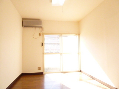 Living and room. Bright rooms in the southwest-facing ☆