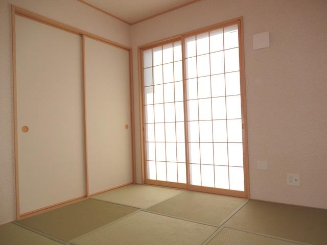 Non-living room. Building 2 South-facing bright Japanese-style
