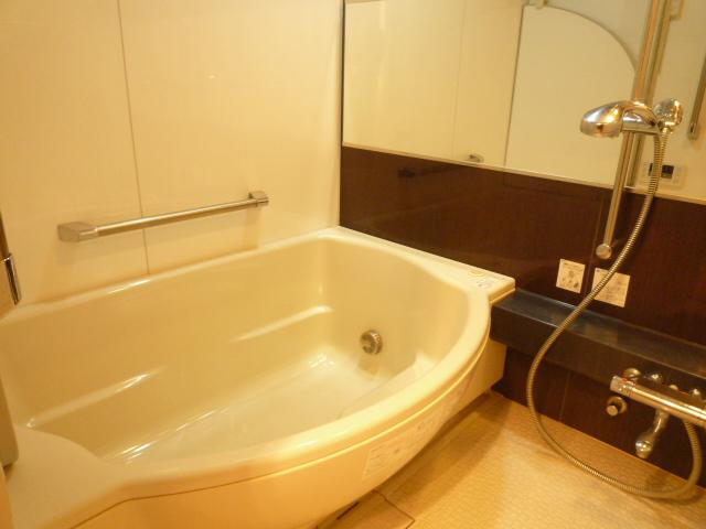 Bathroom. You can use the mist sauna, Wide and is a favorite of the bath