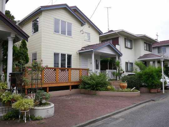 Local appearance photo. Good after living environment is adjacent to the Sagamihara Asamizo park, Large 26 Pledge of LDK ・ Spacious land of residential two-sided wood deck. 