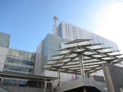 Shopping centre. 550m to Station Square (shopping center)