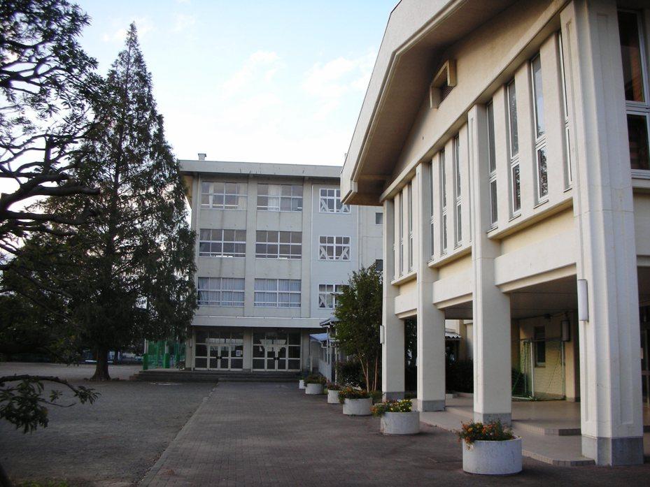 Junior high school. 1225m to Sagamihara Municipal Kamitsuruma junior high school