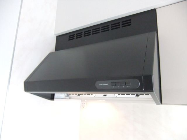 Kitchen. Large range hood