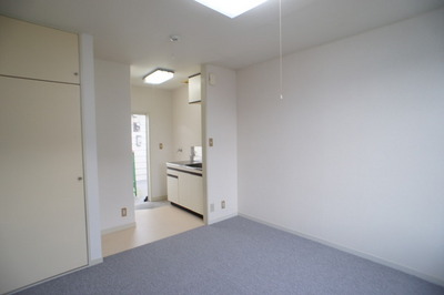 Living and room. The ceiling of the room have been installed lighting fixtures. 