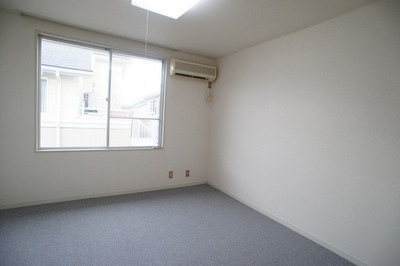 Living and room. The ceiling of the room have been installed lighting fixtures. 