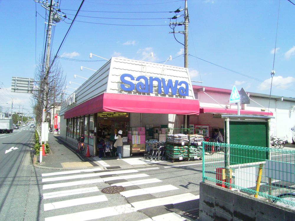 Supermarket. 600m to Sanwa
