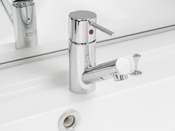 Bathing-wash room.  [Single lever mixing faucet] Selectively used the water and hot water at the touch of a button, Single lever mixing faucet. This is useful can be pulled out of the discharge port portion.