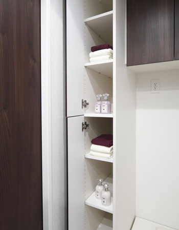 Bathing-wash room.  [Linen cabinet] Installation basin around, such as hygiene products is a linen cabinet to dispose of refreshing to wash room.
