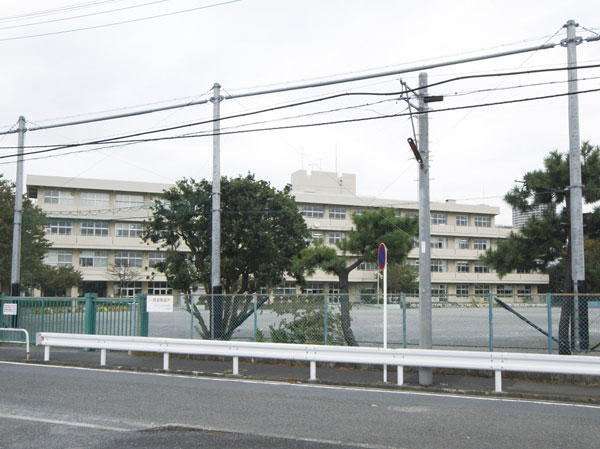 Surrounding environment. Municipal Taniguchi elementary school (a 10-minute walk, About 740m)