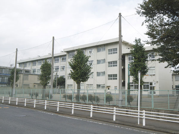 Surrounding environment. Municipal Taniguchi junior high school (a 3-minute walk, About 200m)