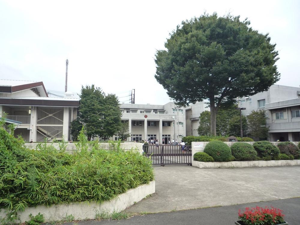 Junior high school. Since Donglin until junior high school even 2100m junior high school can attend school in a safe way, It is also safe for children ☆