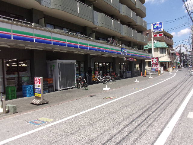 Convenience store. Three F until the (convenience store) 450m