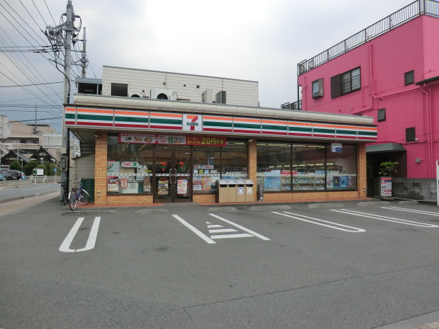 Convenience store. 750m to Seven-Eleven (convenience store)