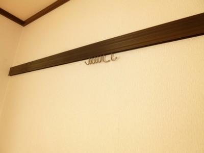 Living and room. Picture rails, such as calendar is applied