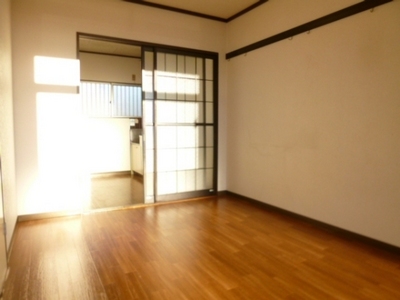 Living and room. Southwestward, Bright and airy clean rooms