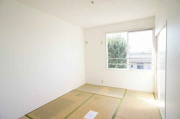 Other room space. Japanese-style room is good day in the southwest-facing. 