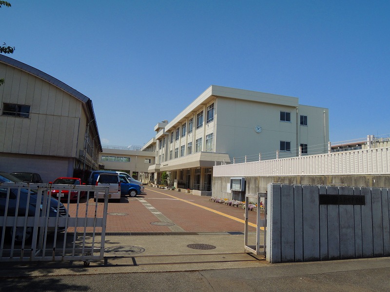Junior high school. 575m to Sagamihara Municipal Shinmachi junior high school (junior high school)