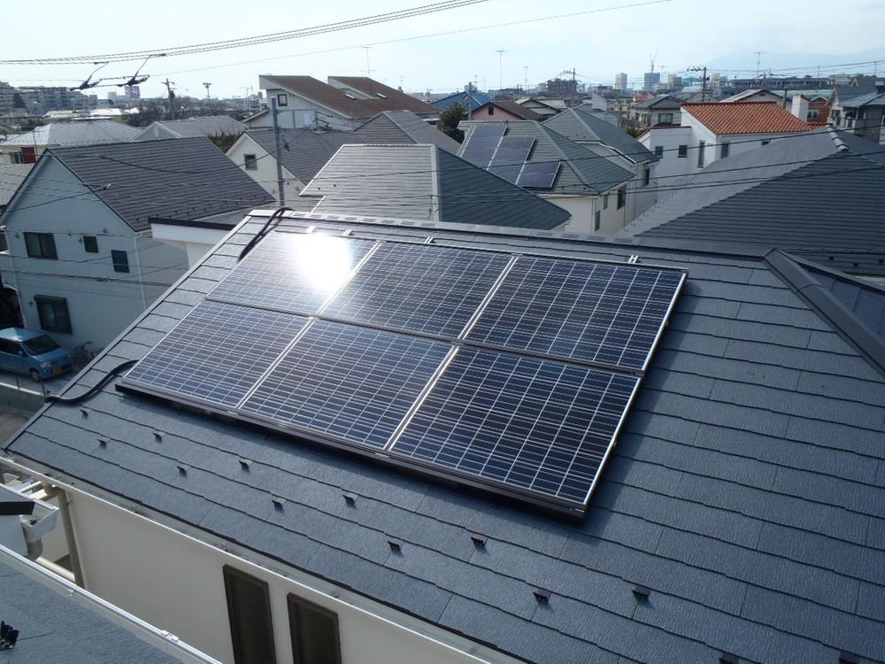 Power generation ・ Hot water equipment. Equipped with a solar power system in all residence. Since the surplus electricity can «power purchase», Also it has become a friendly residence in the household on the environment.  [Photos: 1 Building]