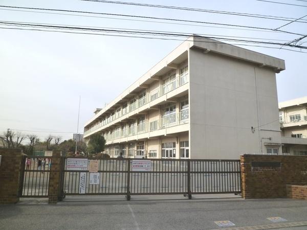 Primary school. Kanumadai until elementary school 210m