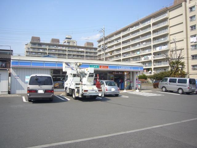 Convenience store. 350m to Lawson