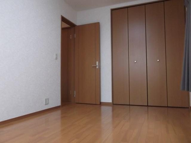 Non-living room. It is the second floor of the Western-style. Large and is easy to use closet. 