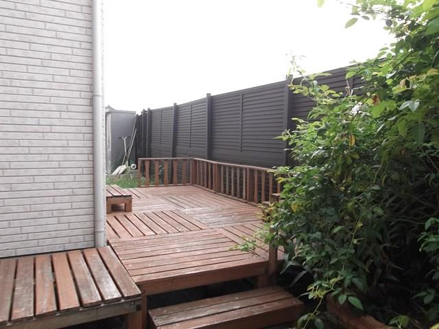 Garden. It is the south side of your garden. There is a wood deck. Although the photo is not reflected, There is also a space in the back. 