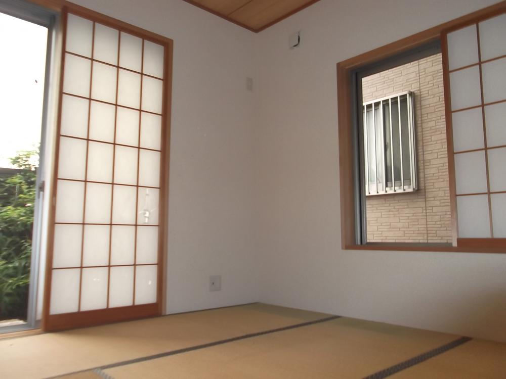 Non-living room. Is a Japanese-style room. It is the size of the 4-mat and a half who can also respond to a sudden customers. 