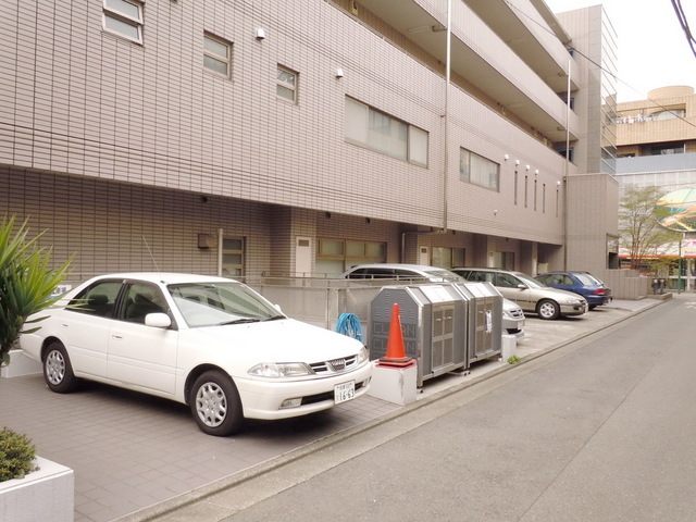 Parking lot. On-site car park Yes