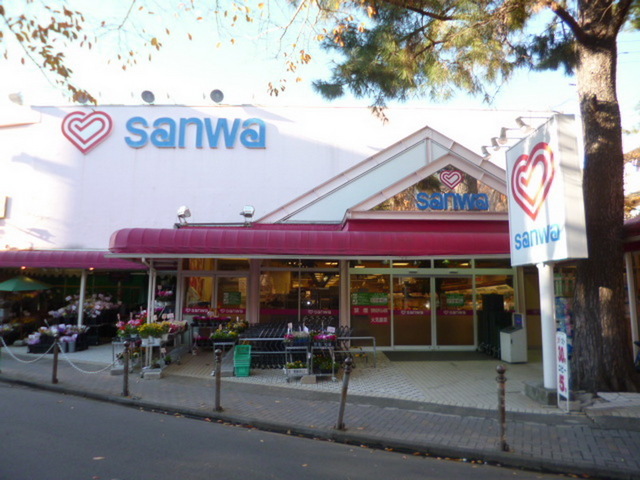 Supermarket. Sanwa 50m until the (super)