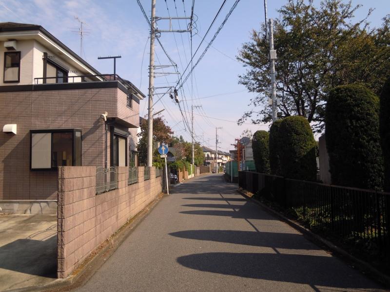 Local photos, including front road. Southeast 5m public road