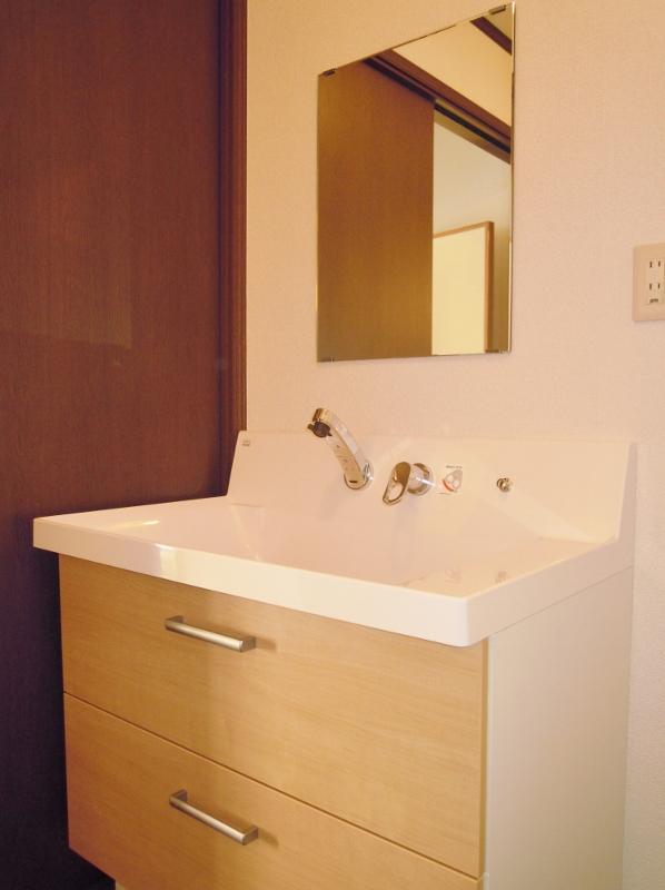 Wash basin, toilet. New replaced.