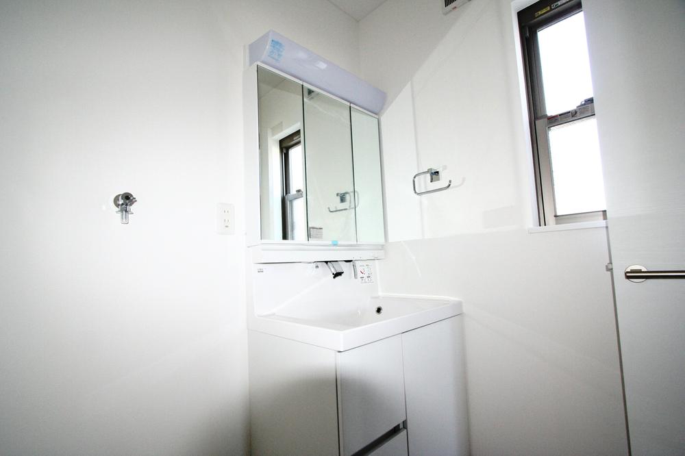 Wash basin, toilet. Indoor (11 May 2013) Shooting