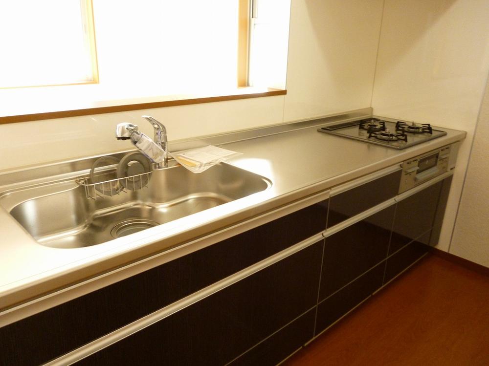 Same specifications photo (kitchen). Face-to-face kitchen, you can enjoy a conversation with your family while cooking.