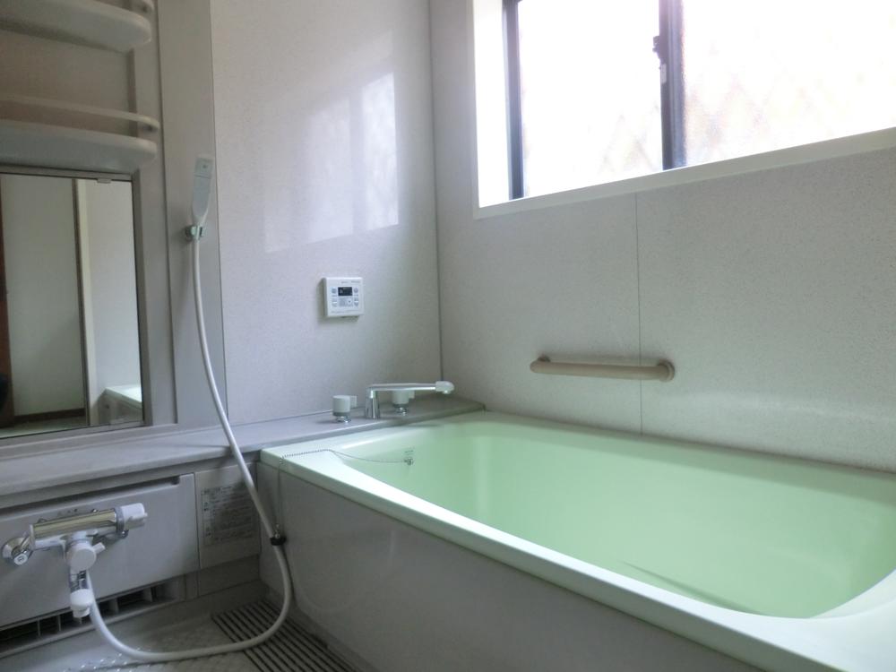 Bathroom. Extend the legs with a large bath, Please take your tired of the day! 