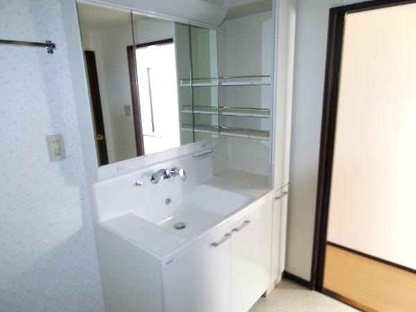 Wash basin, toilet. Indoor (11 May 2013) Shooting