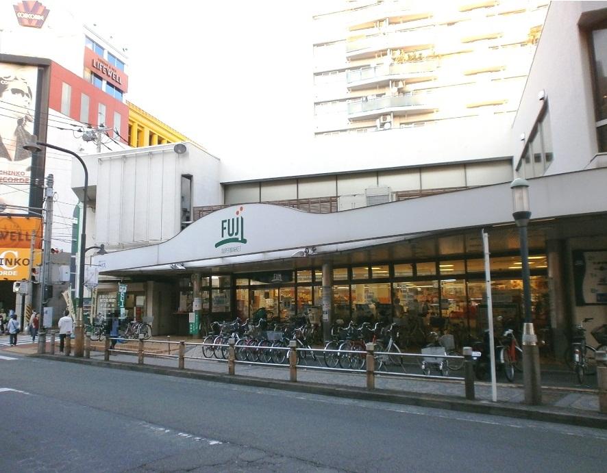 Supermarket. Fuji until Sagamiono shop 548m