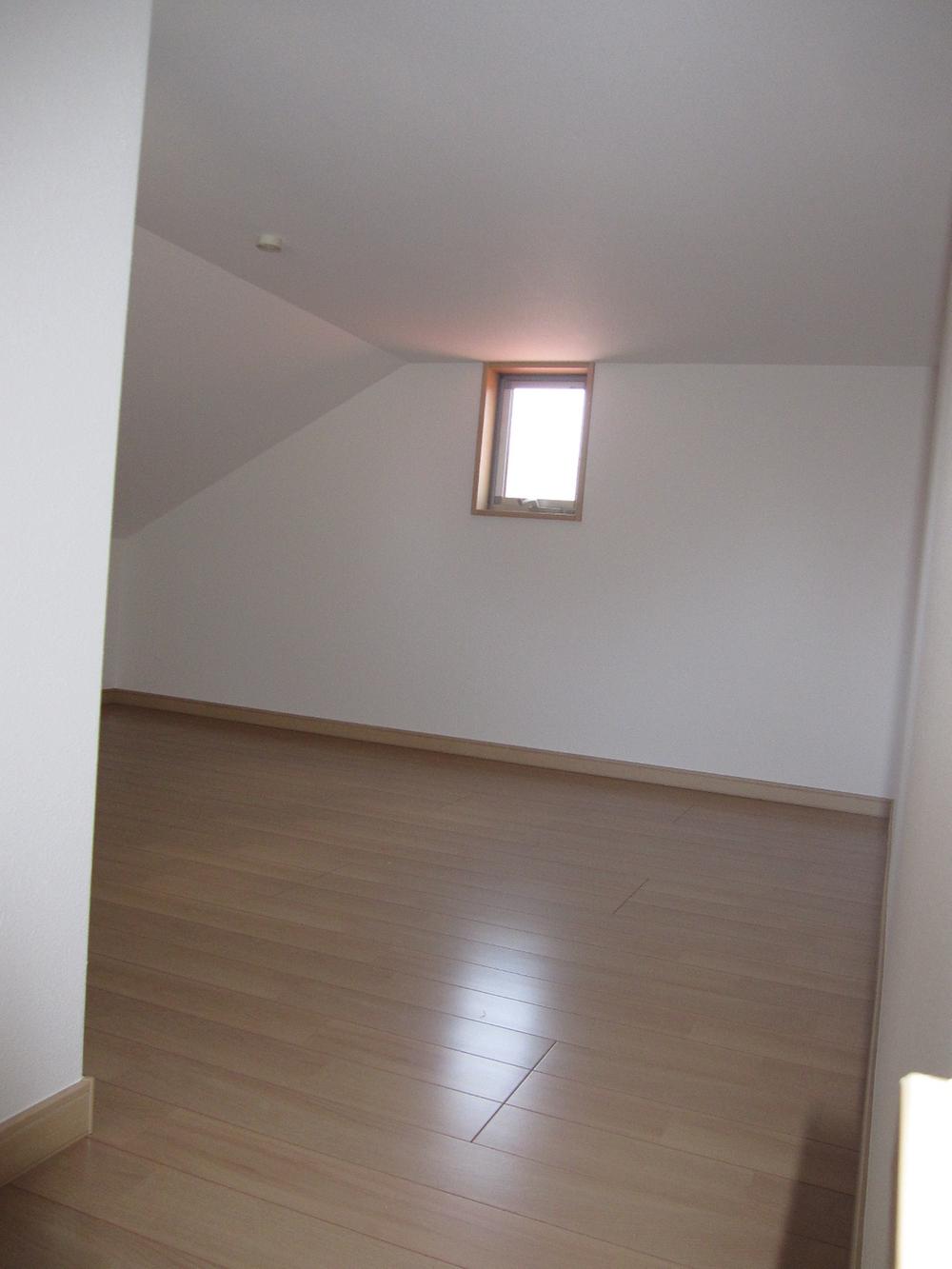 Receipt. Indoor (10 May 2013) Shooting Attic storage utilizing the ceiling height is up the stairs. Ceiling height 140cm, Breadth of 6 quires a little less than Thank storage capacity. Outlet, Also it comes with lighting.