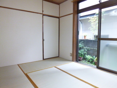 Living and room. Of moist and calm atmosphere Japanese-style room. You can also use the To spacious storage.