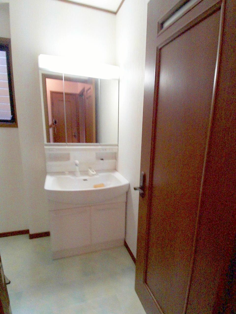 Wash basin, toilet
