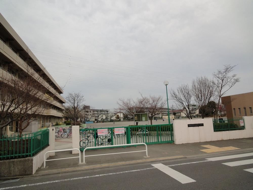 Junior high school. 178m to Sagamihara City Taniguchi junior high school