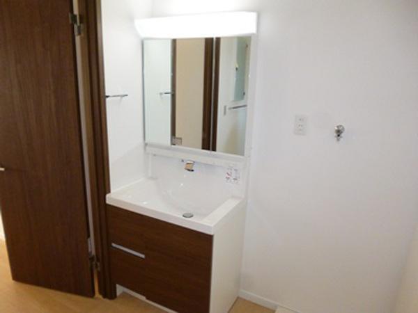 Wash basin, toilet. Indoor (11 May 2013) Shooting