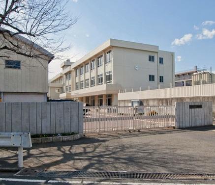 Junior high school. Shinmachi 1650m until junior high school