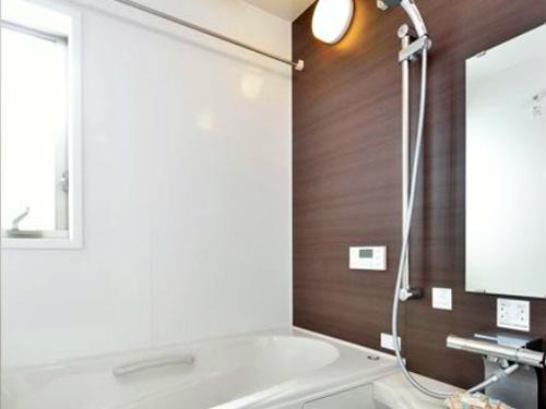 Bathroom. Bright bathroom light from windows plugged. As you can bathe without worrying about the busy family time, Thermo bus lights in double warming by a heat insulator of a dedicated set lid and tub, It has been devised so that the hot water is hard to cool down. (Sale already model house)
